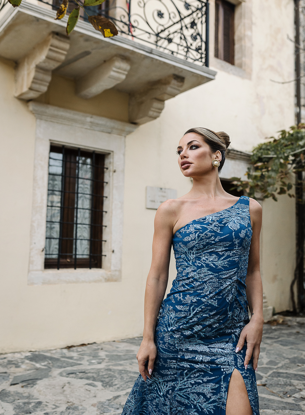 Susie - Ασύμμετρη γοητεία: tο απόλυτο μπλε φόρεμα για εντυπωσιακές εμφανίσεις - 4